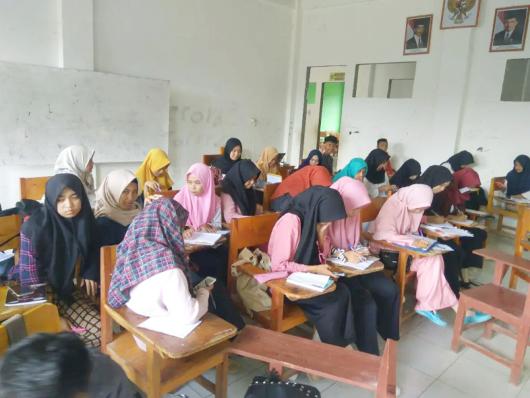 Mahasiswa Belajar Menulis Berita